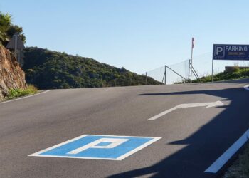 Mejora la señalización al aparcamiento del Llano de Casares