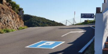 Mejora la señalización al aparcamiento del Llano de Casares