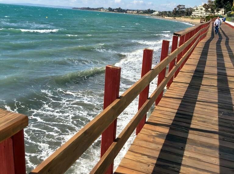 El Ayuntamiento de Estepona ya trabaja para reparar los daños provocados por el temporal