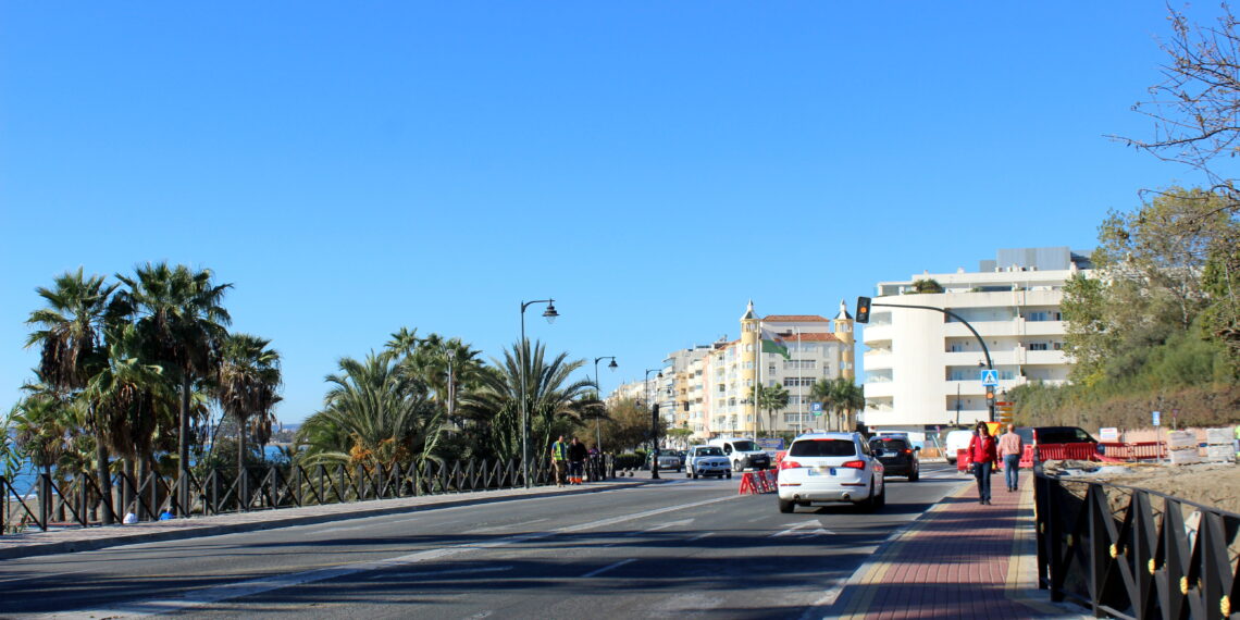 El Ayuntamiento de Estepona duplica la superficie peatonal del puente de La Cala