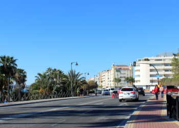 El Ayuntamiento de Estepona duplica la superficie peatonal del puente de La Cala