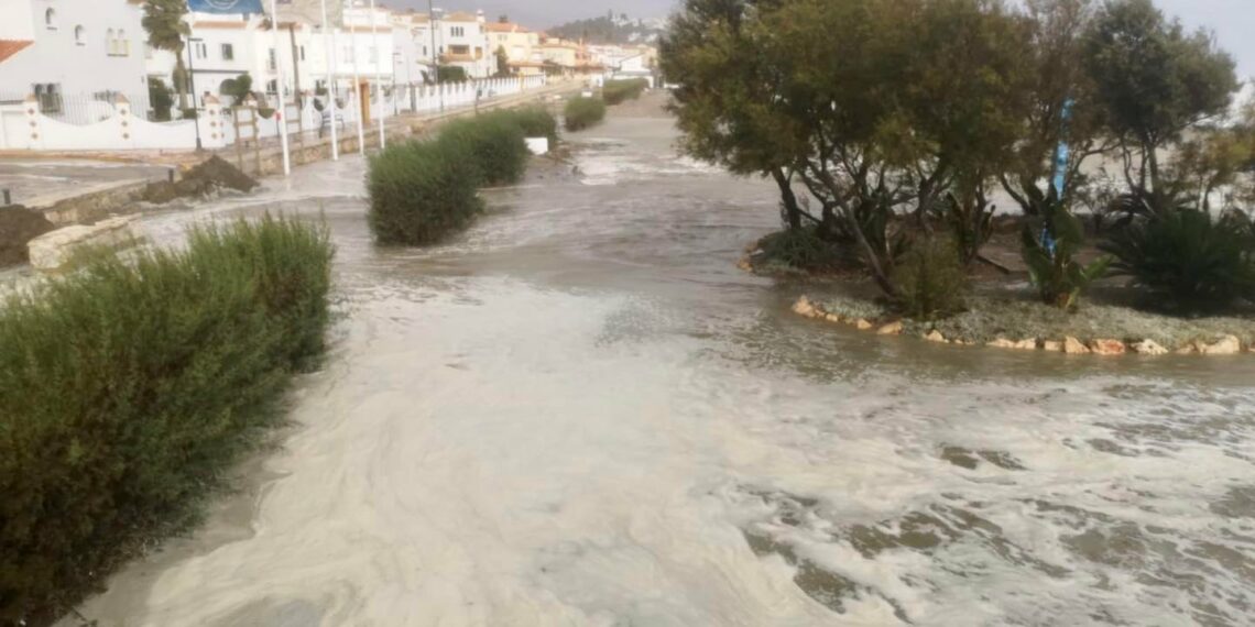 El temporal ocasiona importantes daños en la Costa de Casares