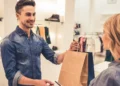 Manilva sorteará 15 mil euros en bonos regalo para potenciar el comercio local en Navidad