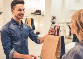 Manilva sorteará 15 mil euros en bonos regalo para potenciar el comercio local en Navidad