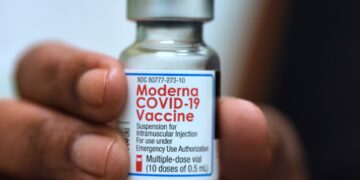 Moderna cree que las vacunas actuales serán mucho menos eficaces contra ómicron