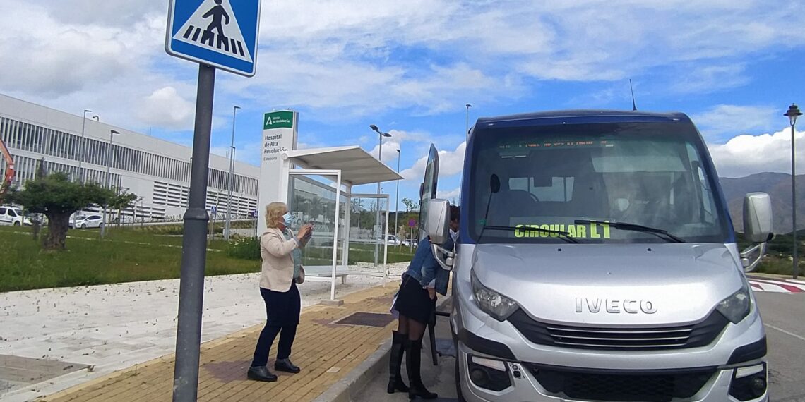 IU critica el servicio de autobús urbano en Estepona: «es una vergüenza»