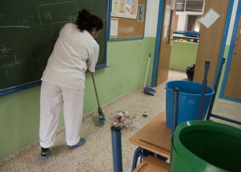 Denuncian la precariedad del personal que limpia los edificios municipales de Estepona