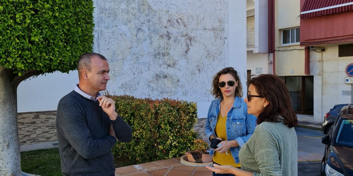 Quitan el mural de la plaza del Donante de Sabinillas por riesgo de derrumbe