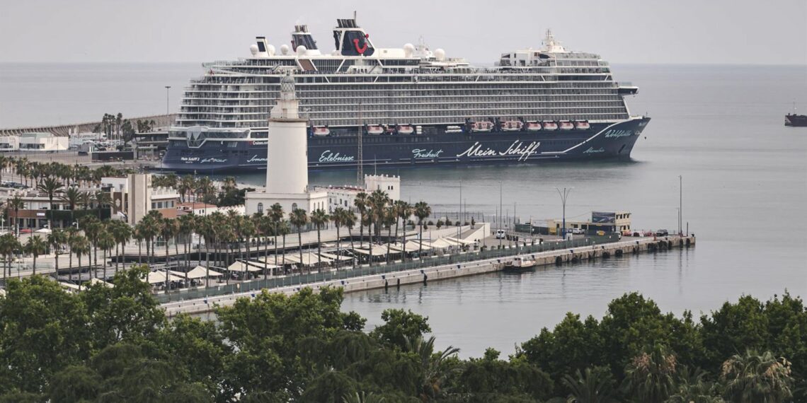 Encuentran a una persona fallecida en el interior de una furgoneta incendiada en el puerto