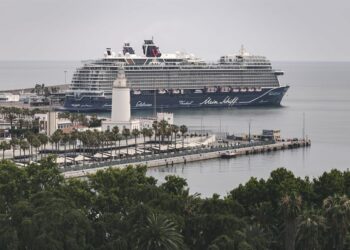 Encuentran a una persona fallecida en el interior de una furgoneta incendiada en el puerto