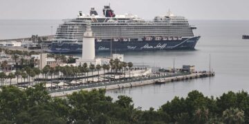 Encuentran a una persona fallecida en el interior de una furgoneta incendiada en el puerto