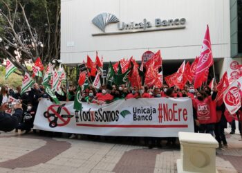 Los trabajadores de Unicaja se concentran en Málaga este martes en protesta por el ERE