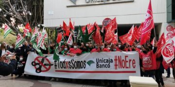 Los trabajadores de Unicaja se concentran en Málaga este martes en protesta por el ERE