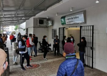 El PSOE denuncia las colas y el colapso sanitario en la atención primaria de Málaga