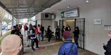 El PSOE denuncia las colas y el colapso sanitario en la atención primaria de Málaga
