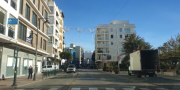 El PSOE de Estepona encuestan a la población sobre la peatonalización de la avenida España