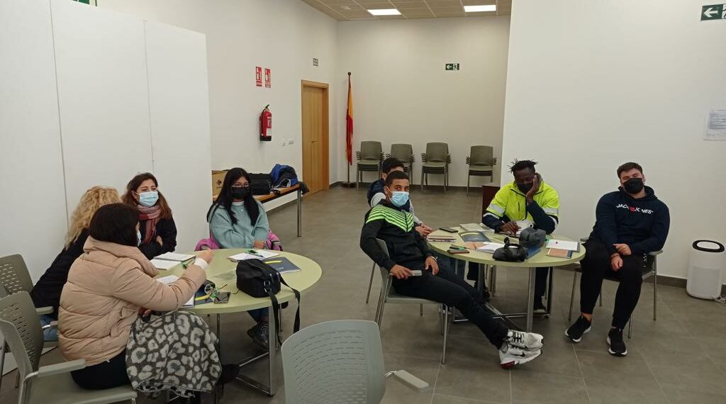 Ocho casareños comienzan a formarse como carpinteros