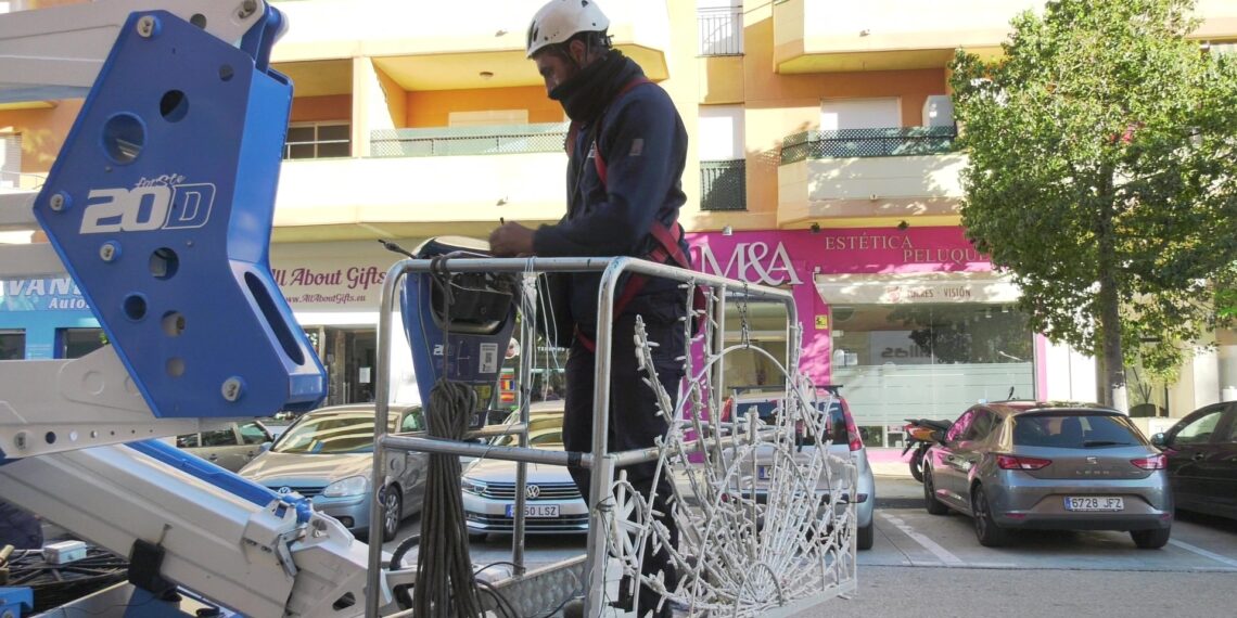 Continúan los trabajos para que el alumbrado de Manilva luzca a partir del viernes