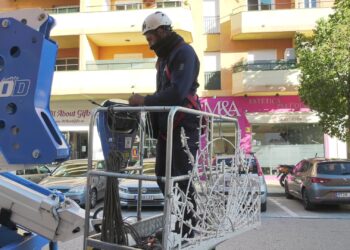 Continúan los trabajos para que el alumbrado de Manilva luzca a partir del viernes