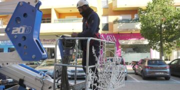 Continúan los trabajos para que el alumbrado de Manilva luzca a partir del viernes