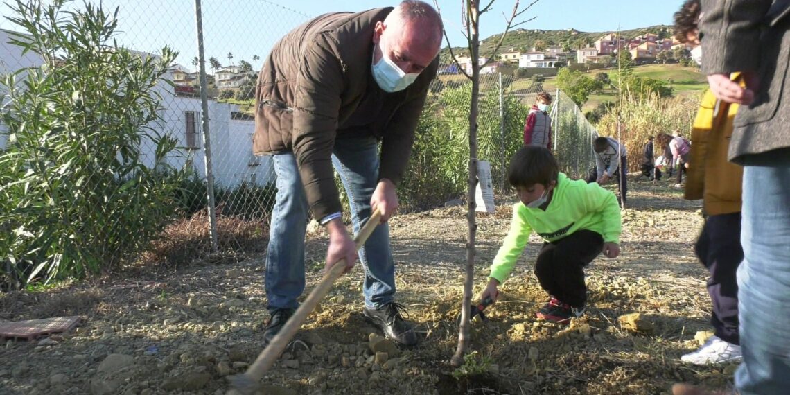 Manilva planta almendros en busca de preservar el medio natural