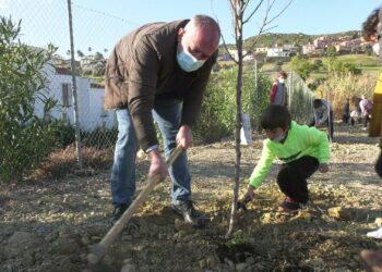 Manilva planta almendros en busca de preservar el medio natural