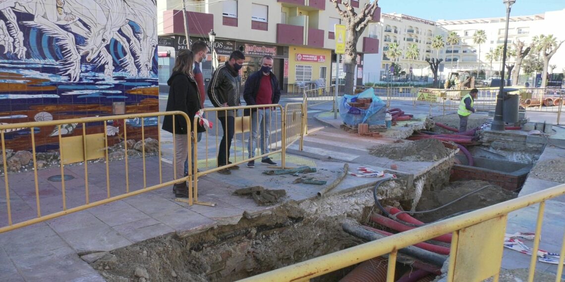 Avanza la obra de la avenida Miraflores de Sabinillas con la canalización de pluviales