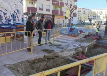 Avanza la obra de la avenida Miraflores de Sabinillas con la canalización de pluviales
