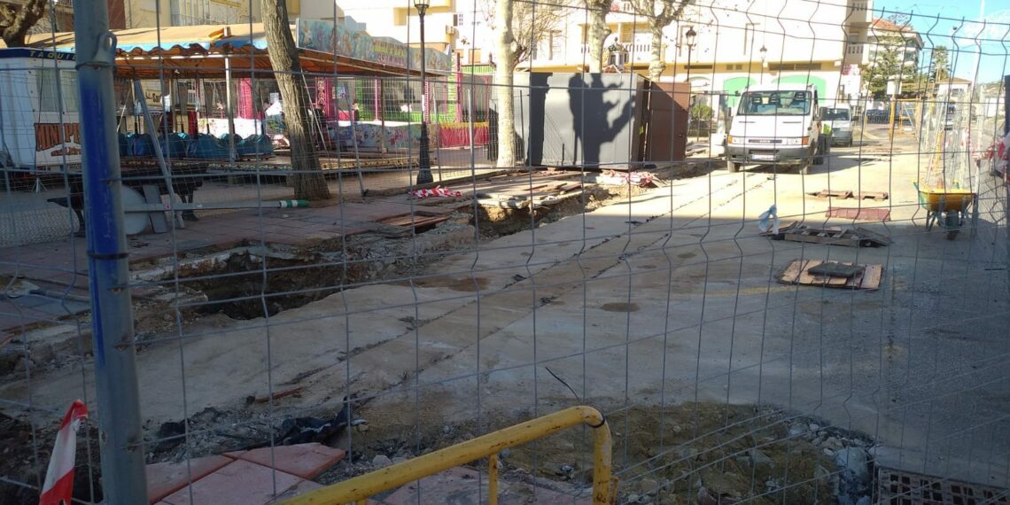 Continúan las obras de remodelación de la parada de taxis de Sabinillas