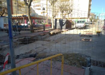 Continúan las obras de remodelación de la parada de taxis de Sabinillas