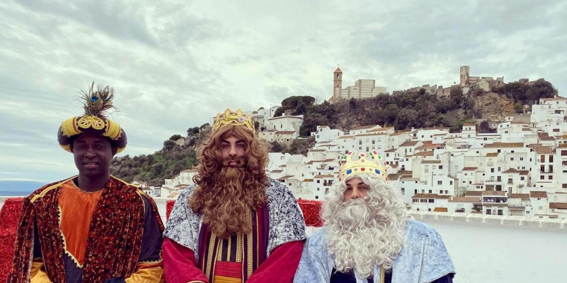 Los Reyes Magos visitan Casares, Costa y Secadero con todas las medidas de seguridad