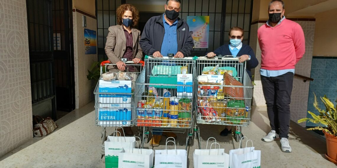 Unas 75 familias de El Palo se benefician de una nueva donación de alimentos impulsada por FYM-HeidelbergCement Group