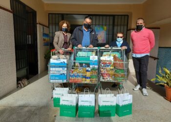 Unas 75 familias de El Palo se benefician de una nueva donación de alimentos impulsada por FYM-HeidelbergCement Group