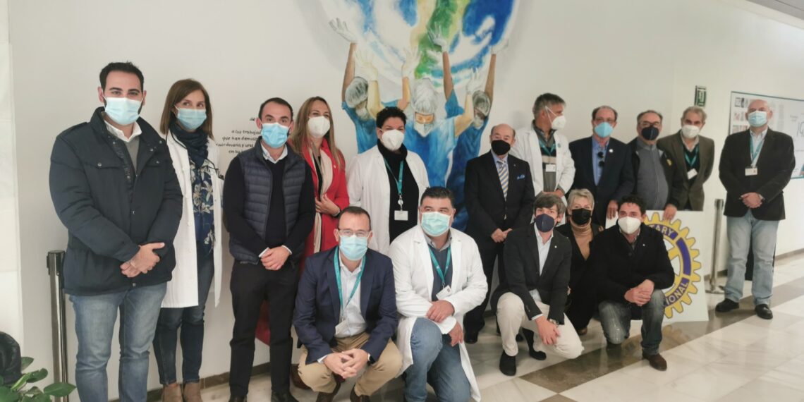 El hall del Hospital Costa del Sol luce un mural homenaje al personal sanitario por su labor de la pandemia