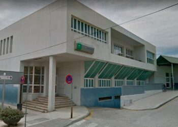 Un médico recibe un puñetazo en un ojo al intentar atender a un hombre en la calle en Mijas