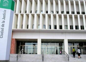 Juzgan a un hombre por presuntamente lesionar y encerrar a su pareja en la terraza