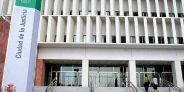 Juzgan a un hombre por presuntamente lesionar y encerrar a su pareja en la terraza