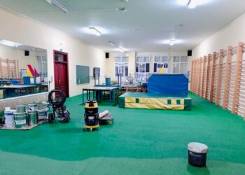 Trabajos de reposición del suelo de caucho del gimnasio del CEIP Blas infante de Casares