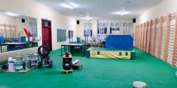 Trabajos de reposición del suelo de caucho del gimnasio del CEIP Blas infante de Casares