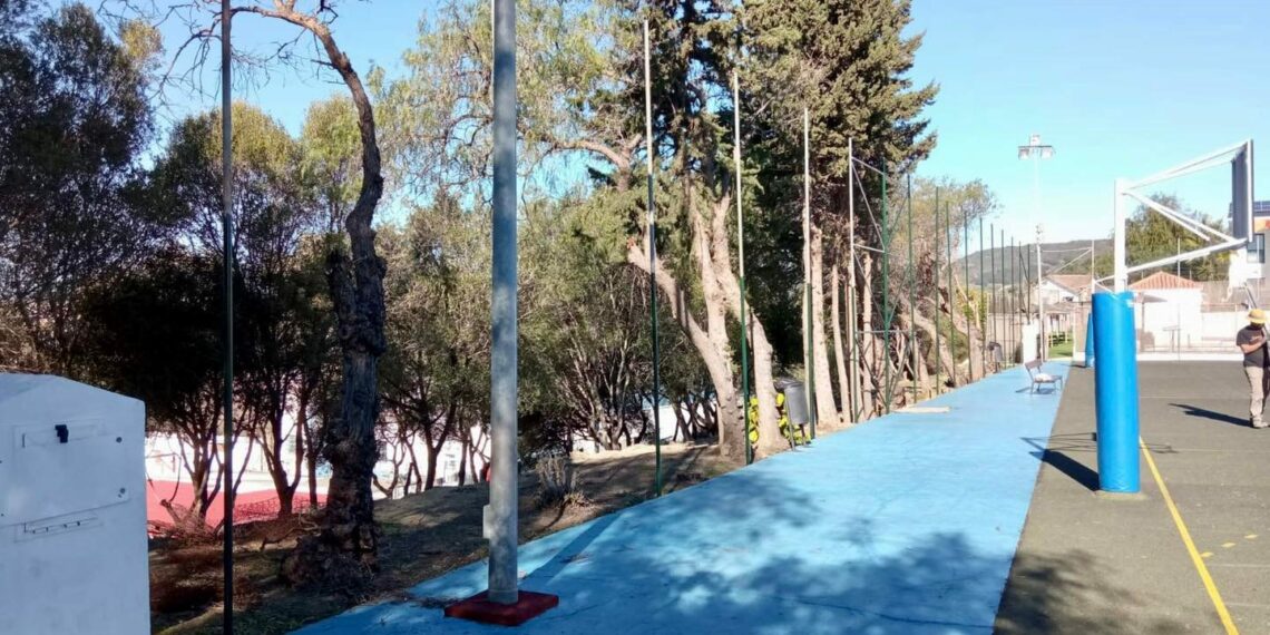 Mejoras en la pista deportiva del Colegio Los Almendros de Secadero