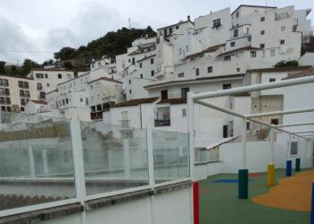 Casares instala una sobre-baranda de cristal en el patio de la nueva Escuela Infantil