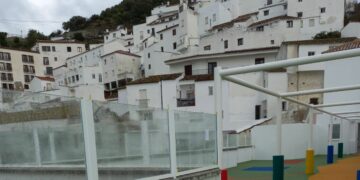 Casares instala una sobre-baranda de cristal en el patio de la nueva Escuela Infantil