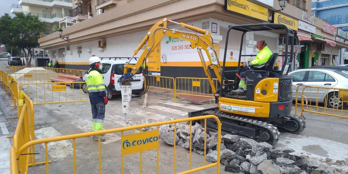 Continúan las labores de renovación de la red de saneamiento de la calle Olimpo en Manilva