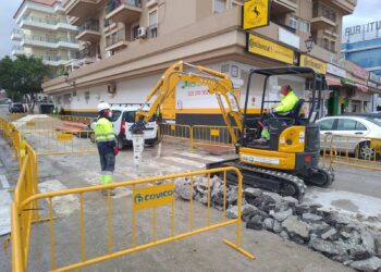 Continúan las labores de renovación de la red de saneamiento de la calle Olimpo en Manilva