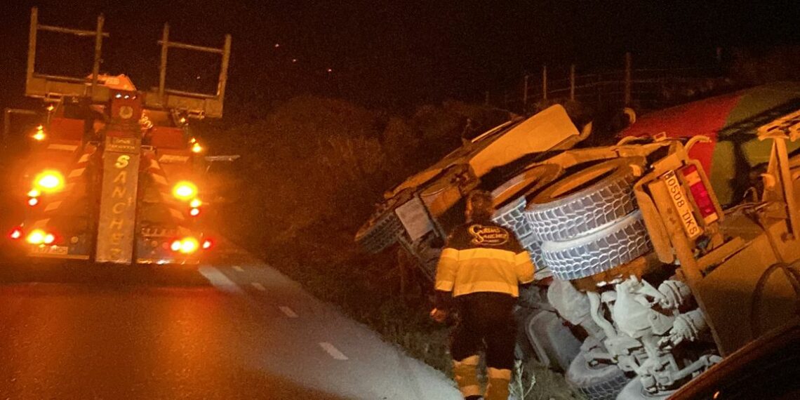Vuelca un camión hormigonera en la zona de Los Llanos, Casares
