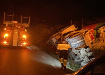 Vuelca un camión hormigonera en la zona de Los Llanos, Casares
