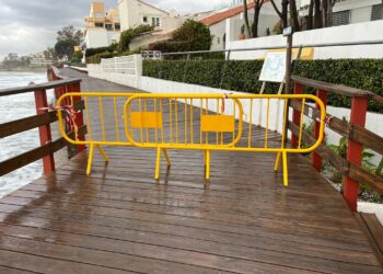 El tramo de la senda litoral entre La Chimenea-Playa Bella, afectado y cerrado por el temporal