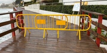 El tramo de la senda litoral entre La Chimenea-Playa Bella, afectado y cerrado por el temporal