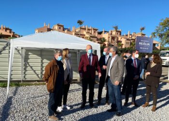 Colocada la primera piedra de las obras de ampliación del colegio de Isdabe del Mar en Estepona