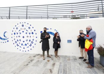 San Pedro Alcántara estrena un mural cerámico con motivos marinos y materiales reciclados